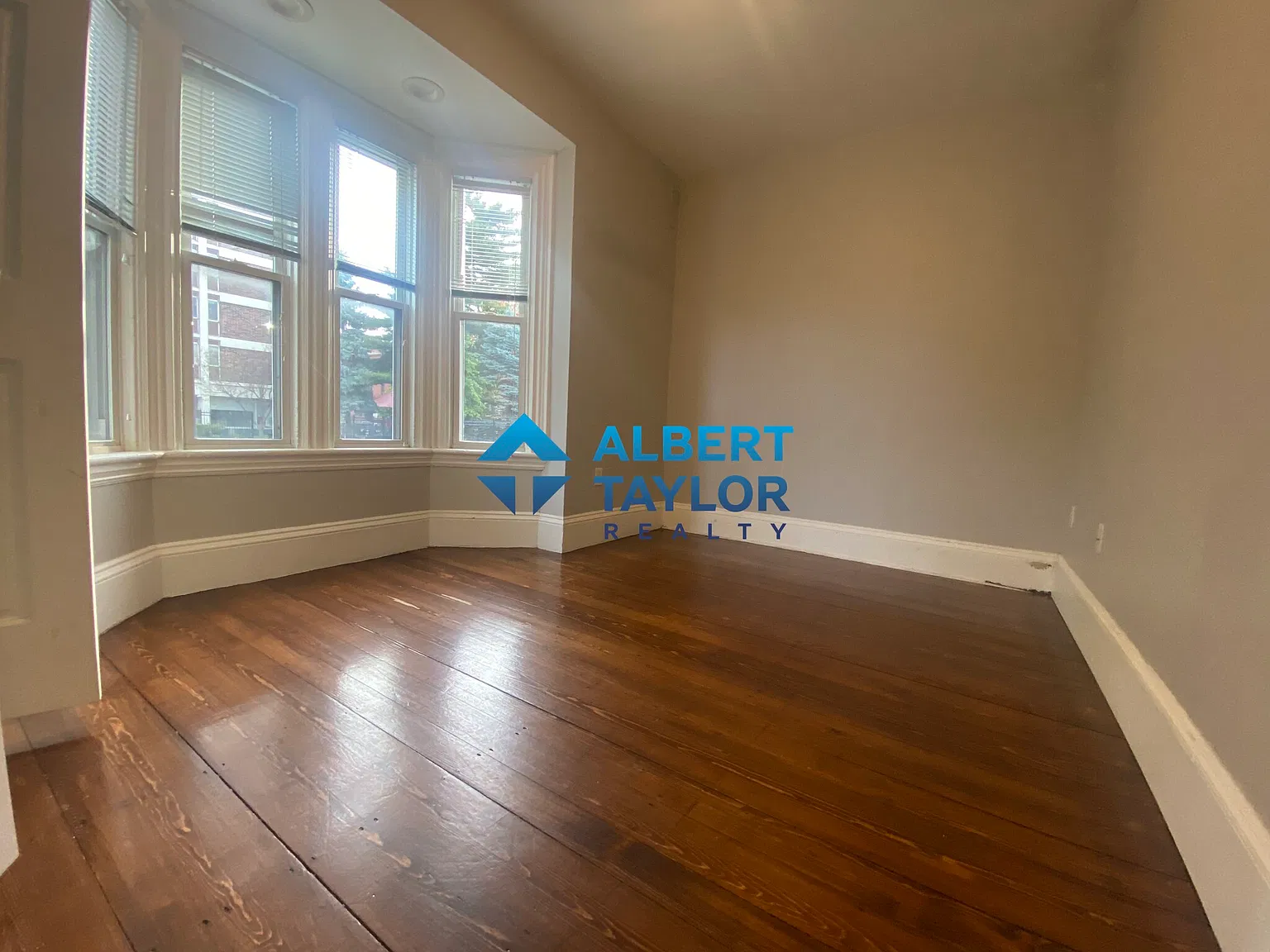 4 bed, 9999 sqft, $7,200 — Photo 1