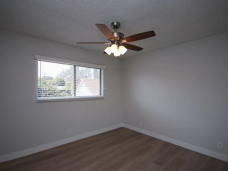 2505 W Grand Ave #F — Photo 16