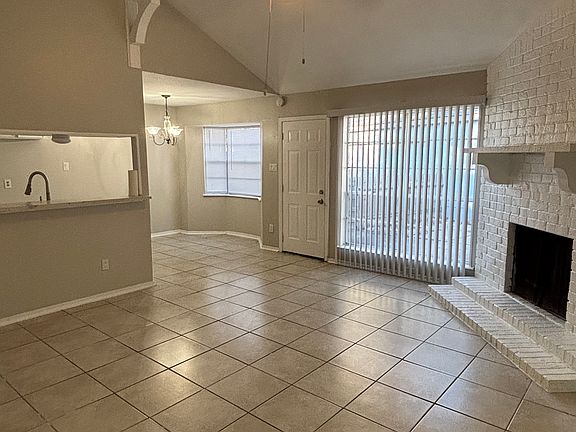 3rd image of 12138 Creekhurst Dr