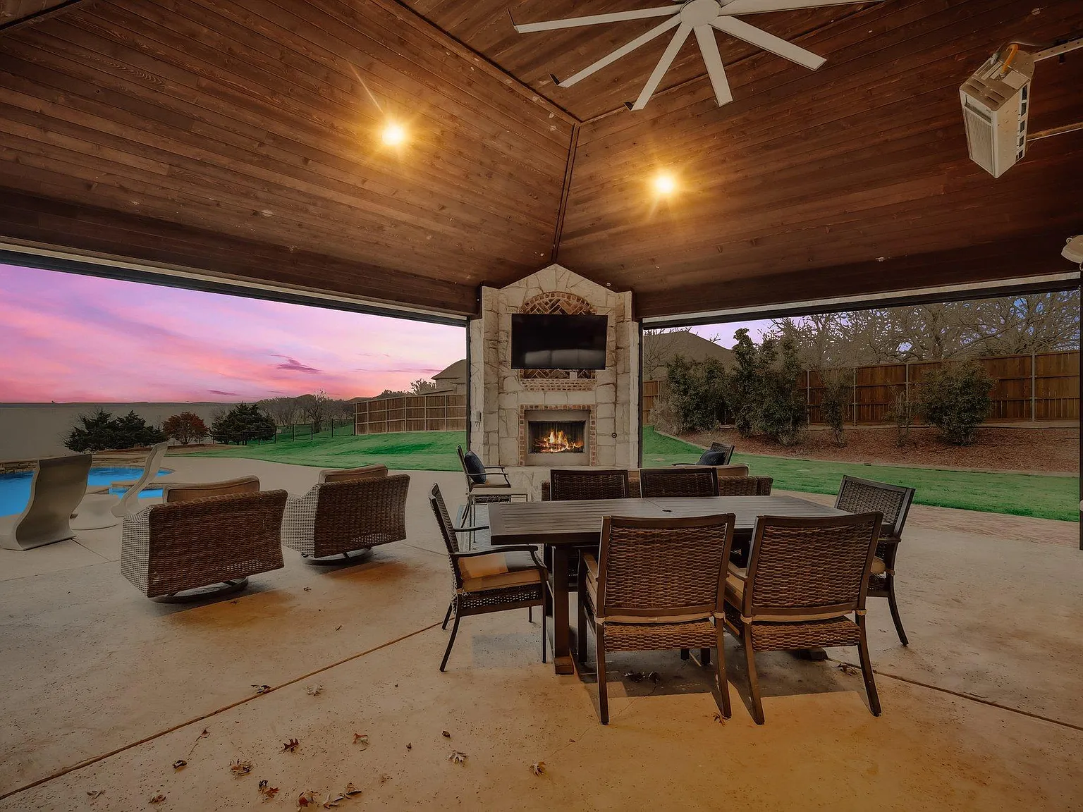 5 bed, 4.5 bath, 5243 sqft, $13,500 — Photo 3