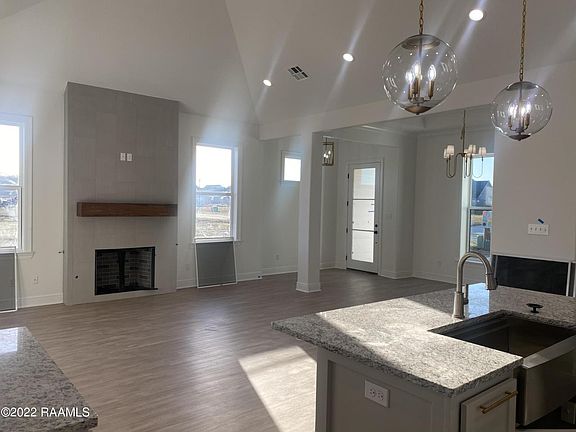 4th image of 115 Lakes Edge Dr