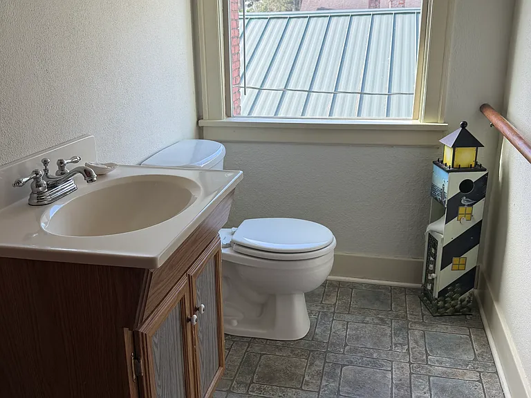Upstairs 1/2 bath
