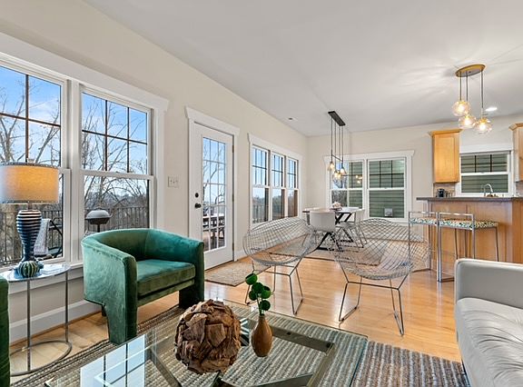 4th image of 16 Grandview Dr