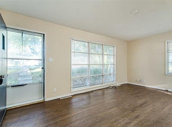 4th image of 807 N 80th Ter
