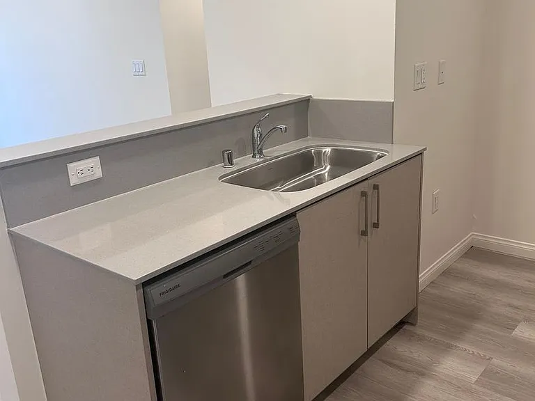 V on Victory Apartments — Photo 31