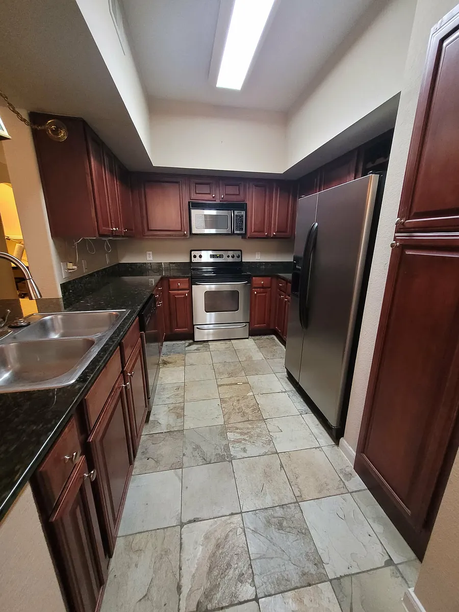 Kitchen - 7575 Kirby Dr #1110