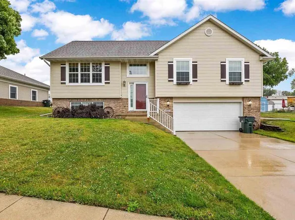 2323 Jomar Ct SW, Cedar Rapids, IA 52404