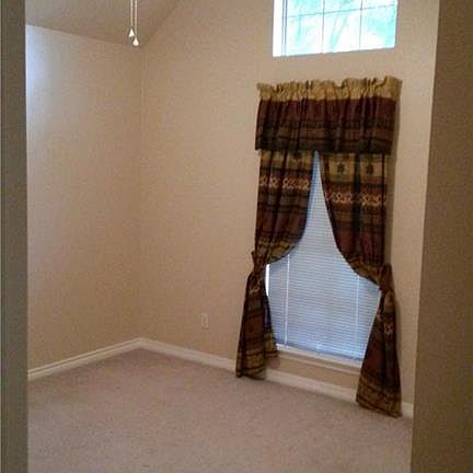 4th image of 719 Richmond Ln