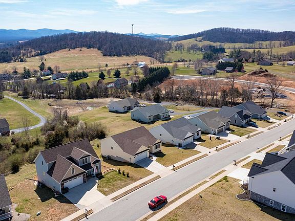 5th image of 26 McIlwee Ln