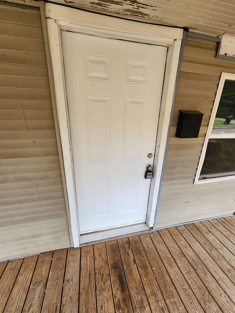 Spacious 2-Bedroom, 1-Bathroom Home Available Now!! — Photo 4