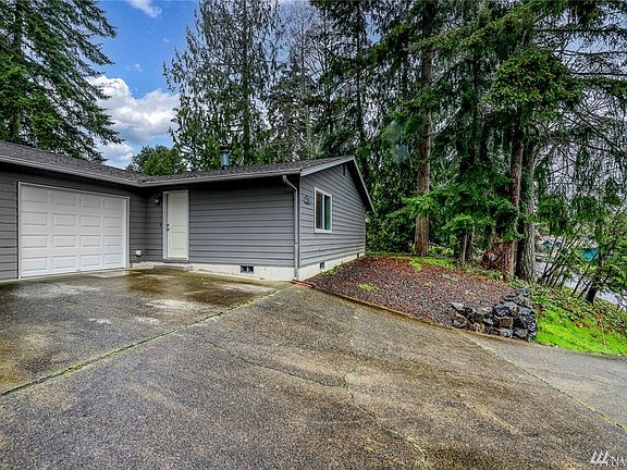 2nd image of 6485 Lewis Dr NE