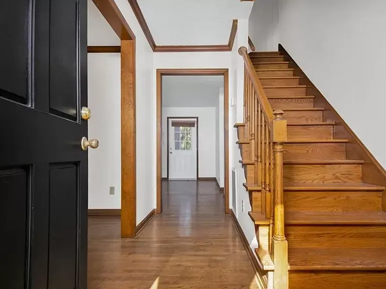 225 Woodglen Dr — Photo 2