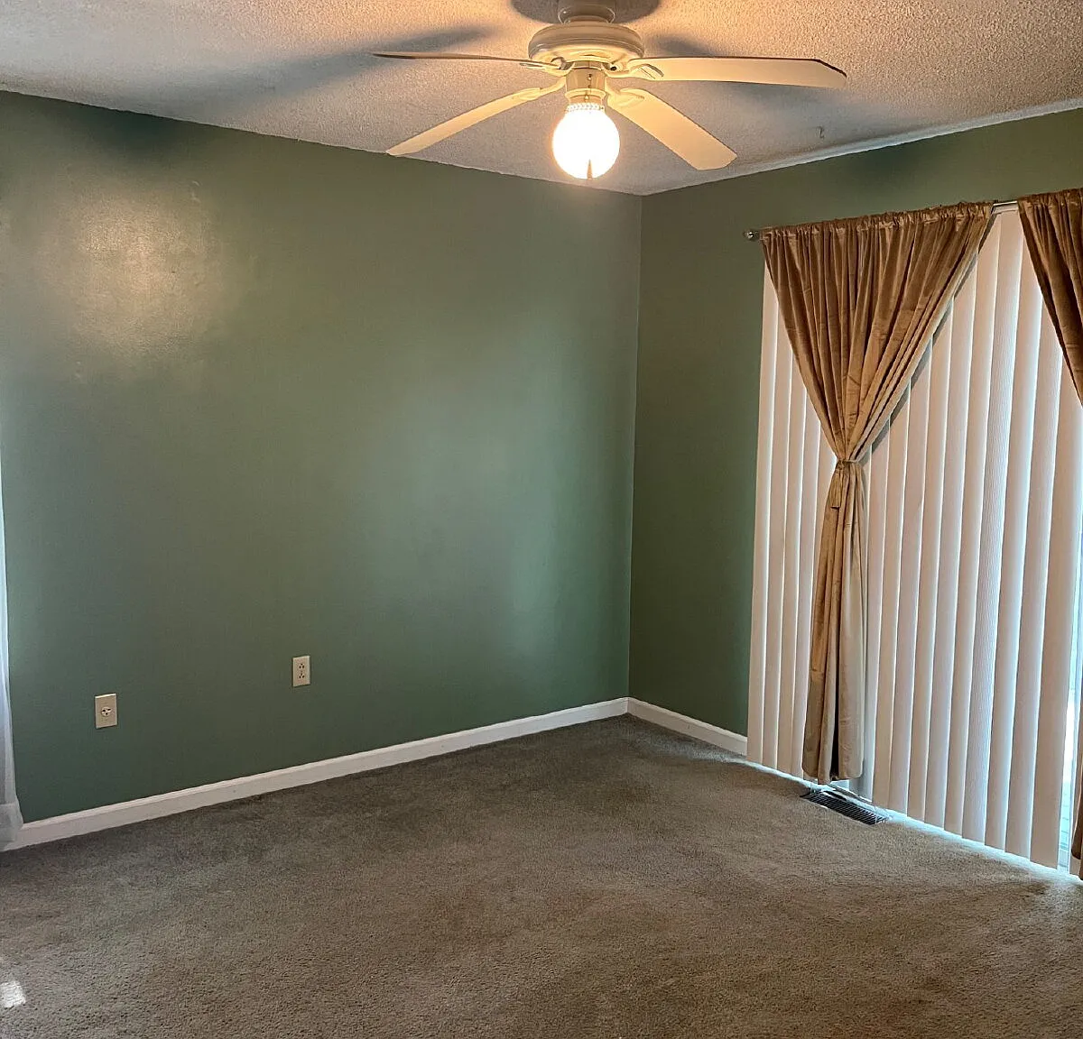 2 bed, 1.0 bath, 1200 sqft, $1,600 — Photo 3