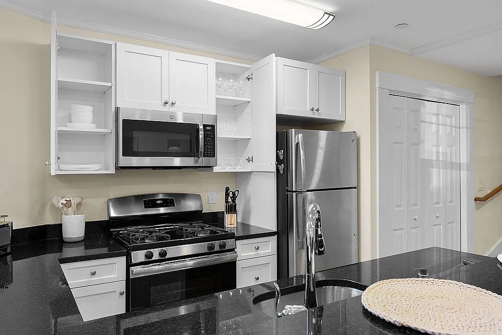 2 bed, 800 sqft, $2,833 — Photo 4