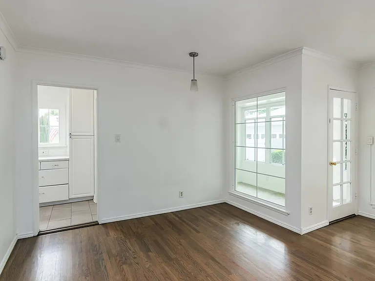 8129 Darby Ave — Photo 15