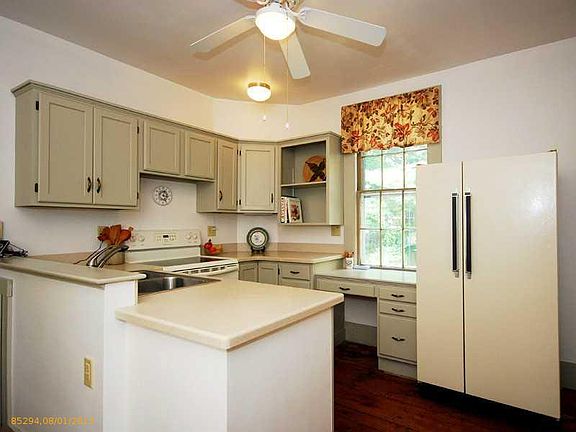 2nd image of 8 Gloucester Hill Rd
