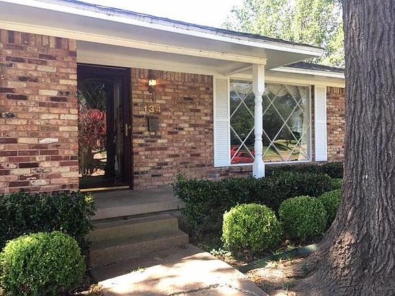 5th image of 134 W Woodbury Dr