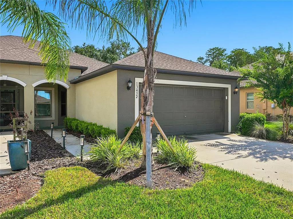 3 bed, 2.0 bath, 1337 sqft, $2,100 — Photo 3