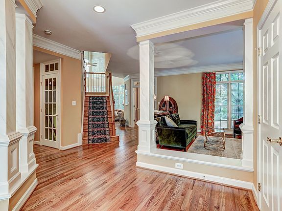 3rd image of 3829 Farrcroft Dr