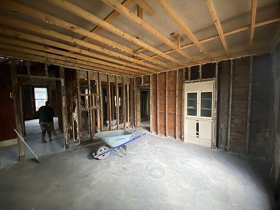 4th image of 310 Richmond St
