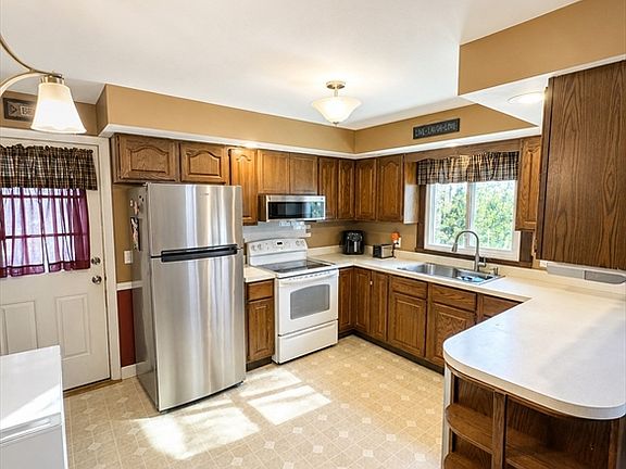 5th image of 48 Sullivan Dr