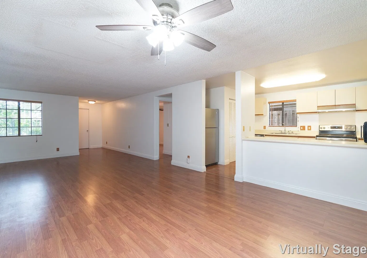4-bedroom, 2-bath 2 story home in Westloch Estates — Photo 3