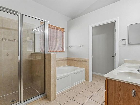4th image of 248 TOWERVIEW DRIVE W