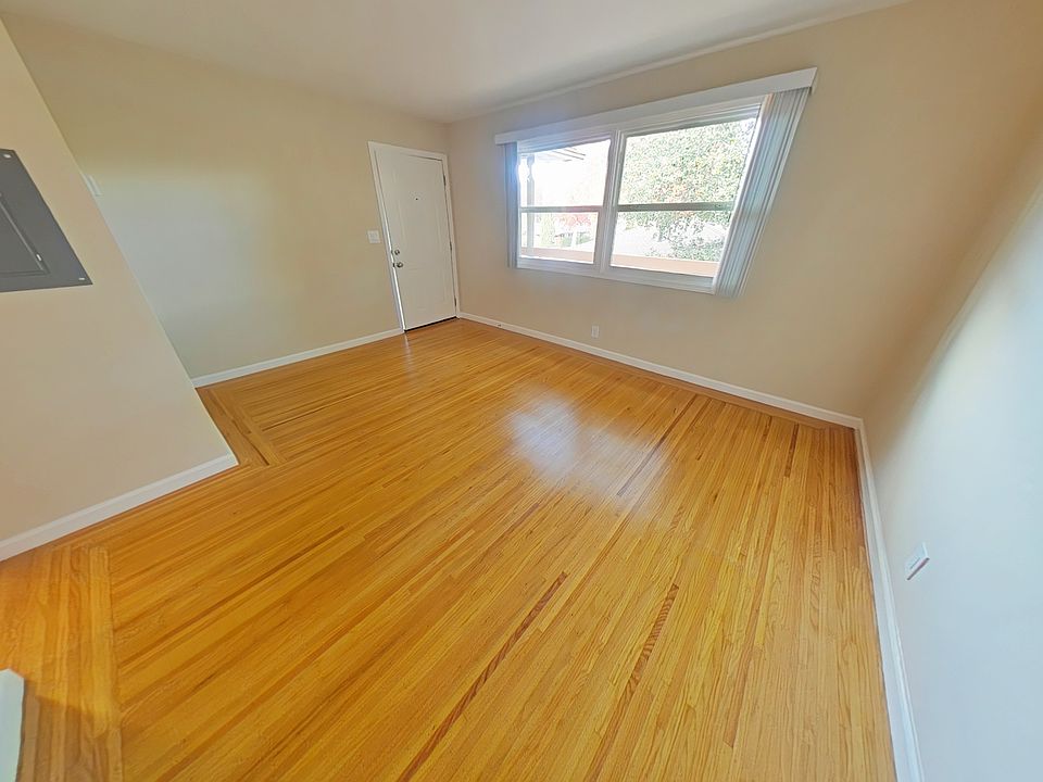 1st image of 423 Waverley St #427