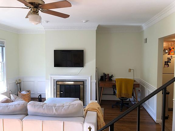 Another tenant's decor of same space.