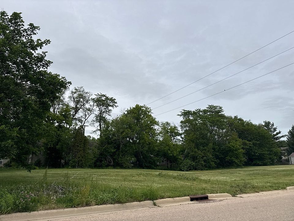 2nd image of 832 Emerald Ln