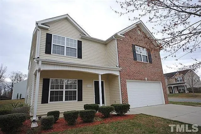 5 bed, 3200 sqft, $2,300 — Photo 2