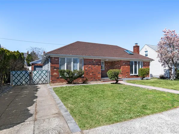 109 Evans Street, New Hyde Park, NY 11040