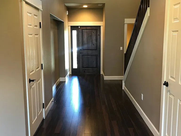 3527 NE Crystal Springs Dr — Photo 3