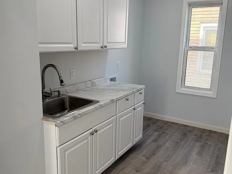 17 Jones St #2 — Photo 4