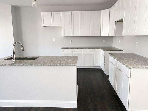 4th image of 374 S Harris Ave