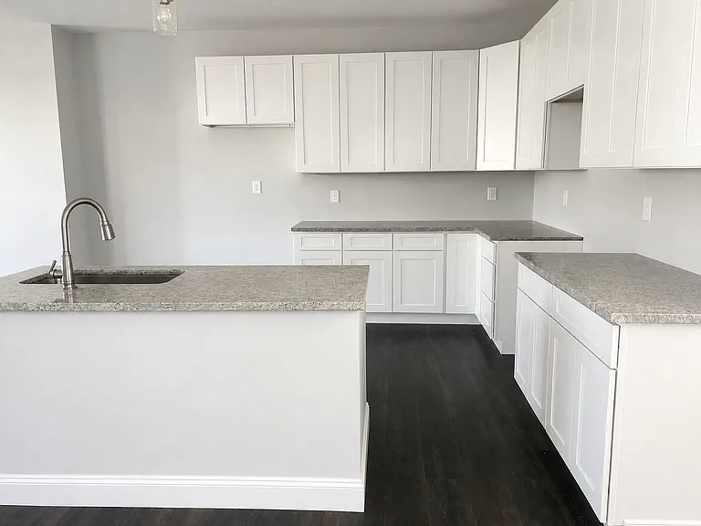 374 S Harris Ave — Photo 4