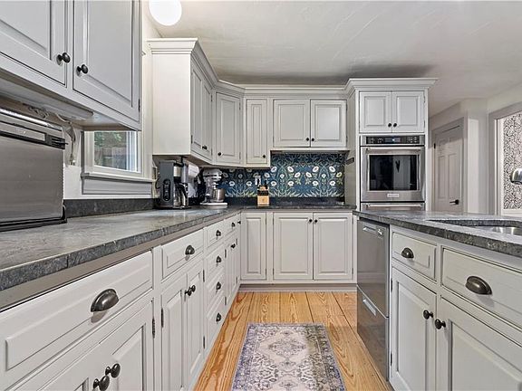 3rd image of 172 Estelle Dr