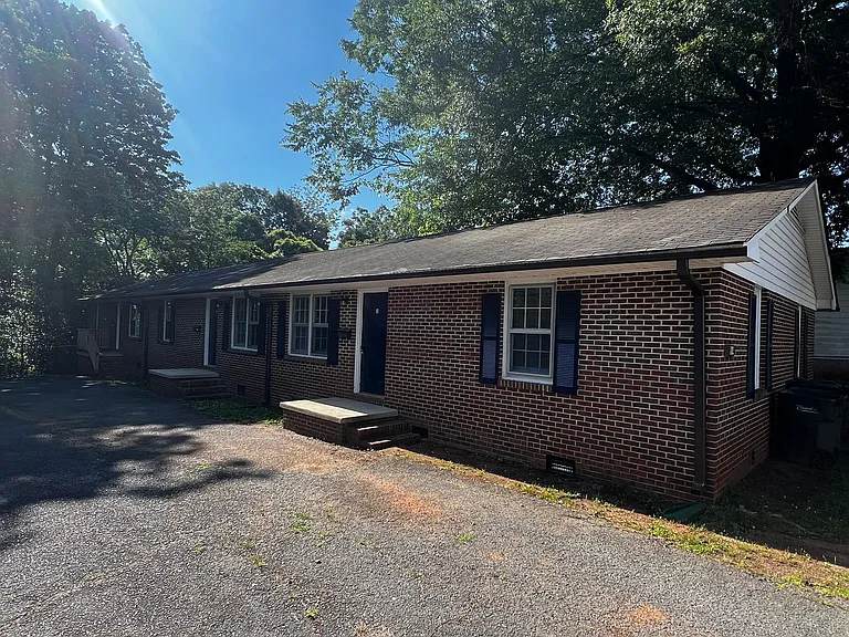 314 Hamilton Dr NE — Photo 1