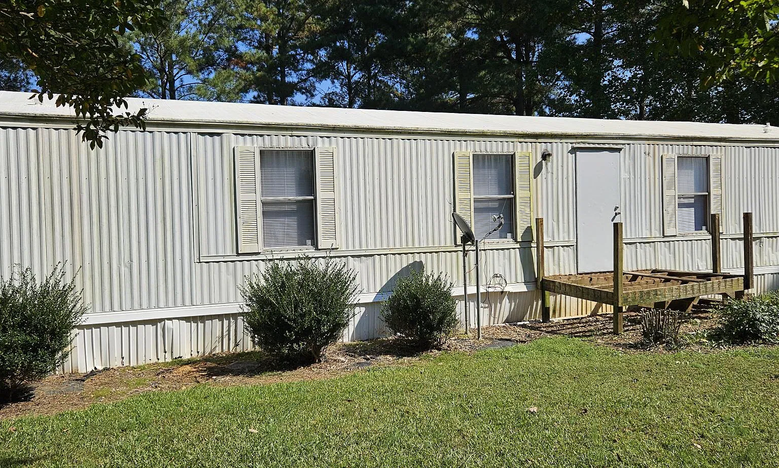 3 bed, 1000 sqft, $995 — Photo 1