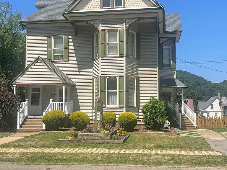 120 W 1st St — Photo 1