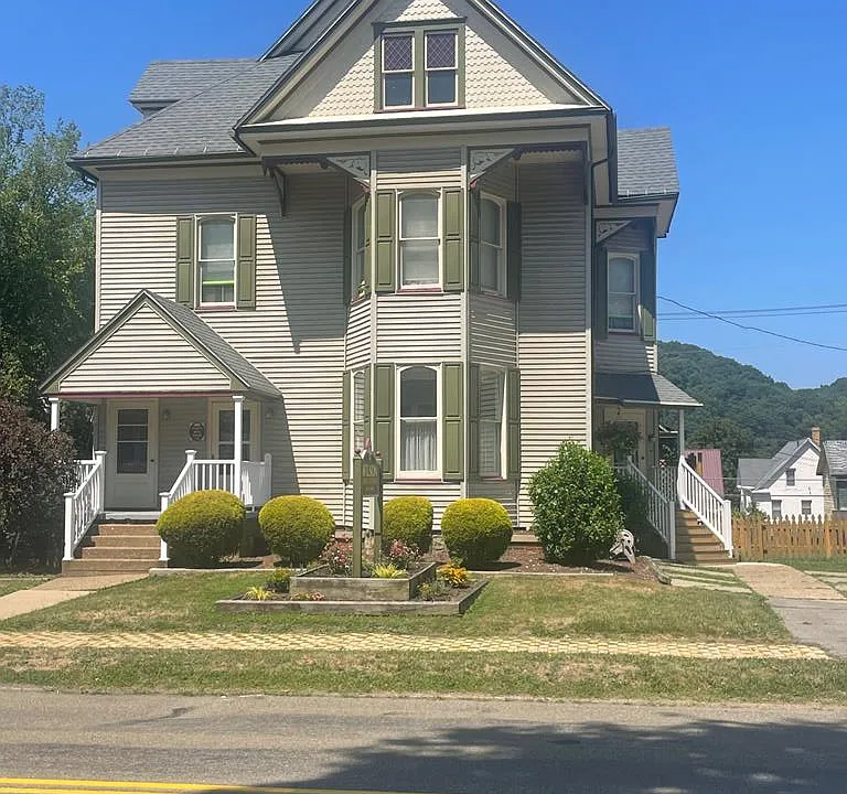 120 W 1st St