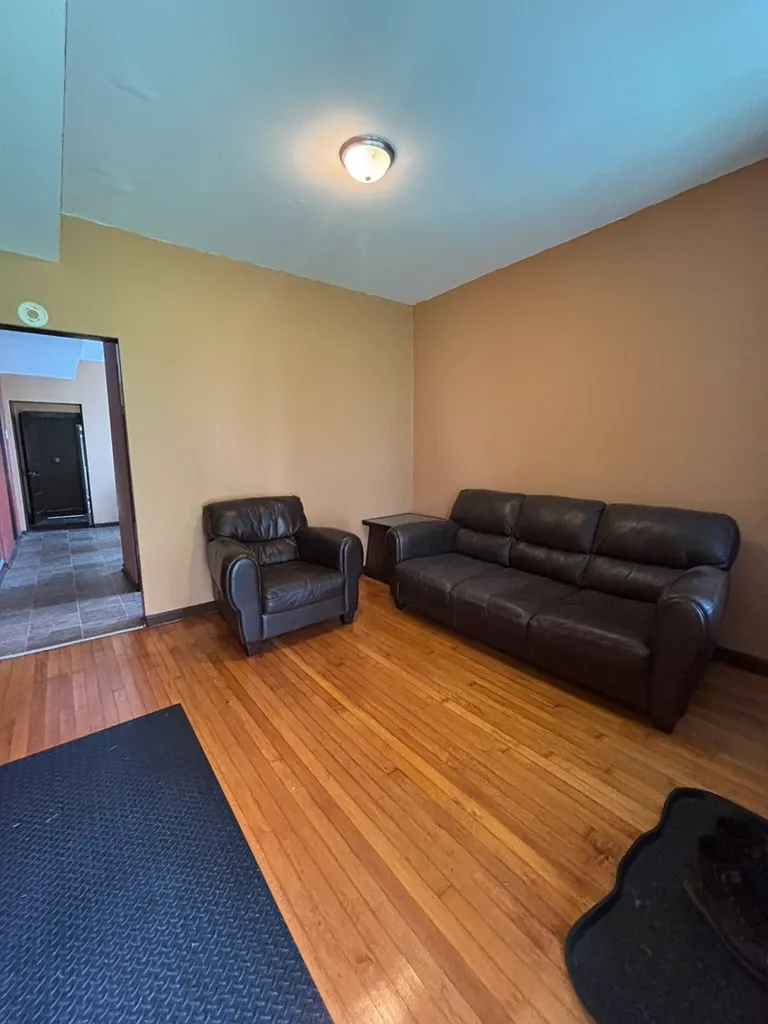 3 bed, 980 sqft, $2,050 — Photo 3