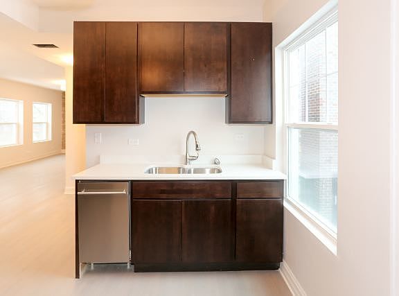 4th image of 3753 N Leavitt St #2