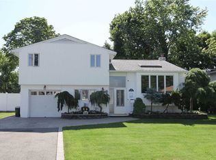 77 Grohmans Ln, Plainview, NY 11803