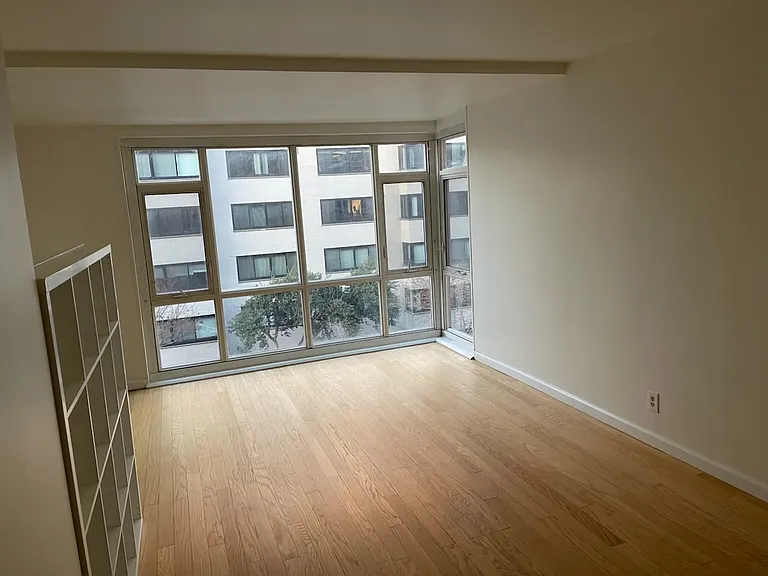 Tons of natural light from floor to ceiling windows at treetop level.
Hardwood floors.