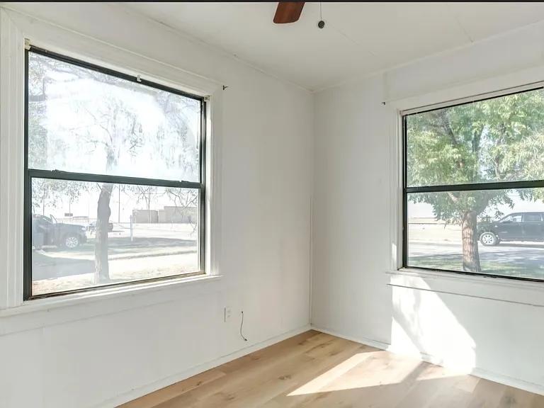 807 W 5th St — Photo 16