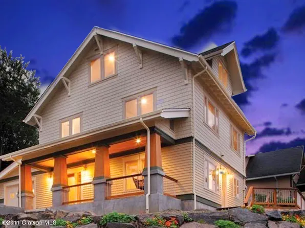 737 10th St, Astoria, OR 97103