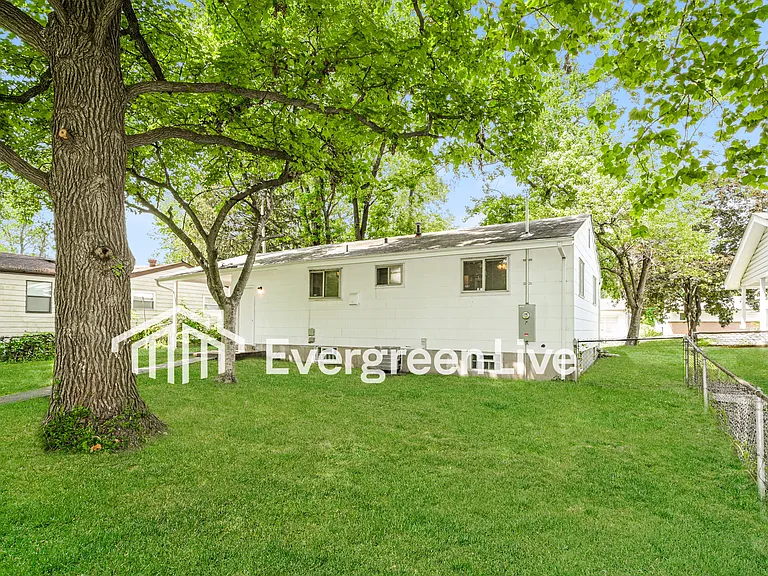 1860 Shirlene Dr — Photo 15