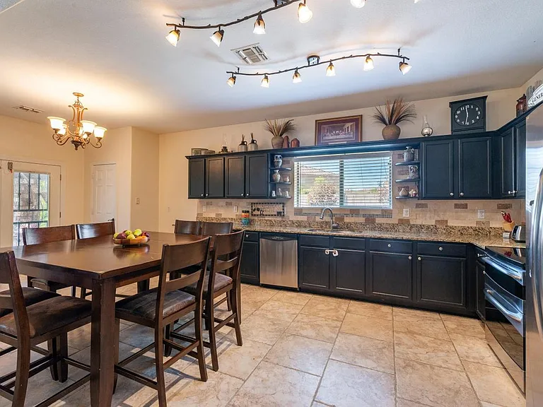 15809 W Maui Ln — Photo 7