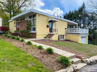 20 Summit Ave, Waldwick, NJ 07463